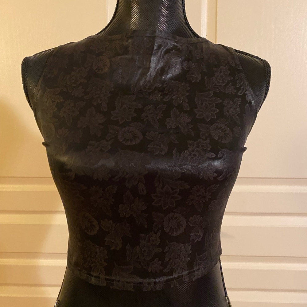 Top sleeveless crop top and 3/4 pants with back zipper.